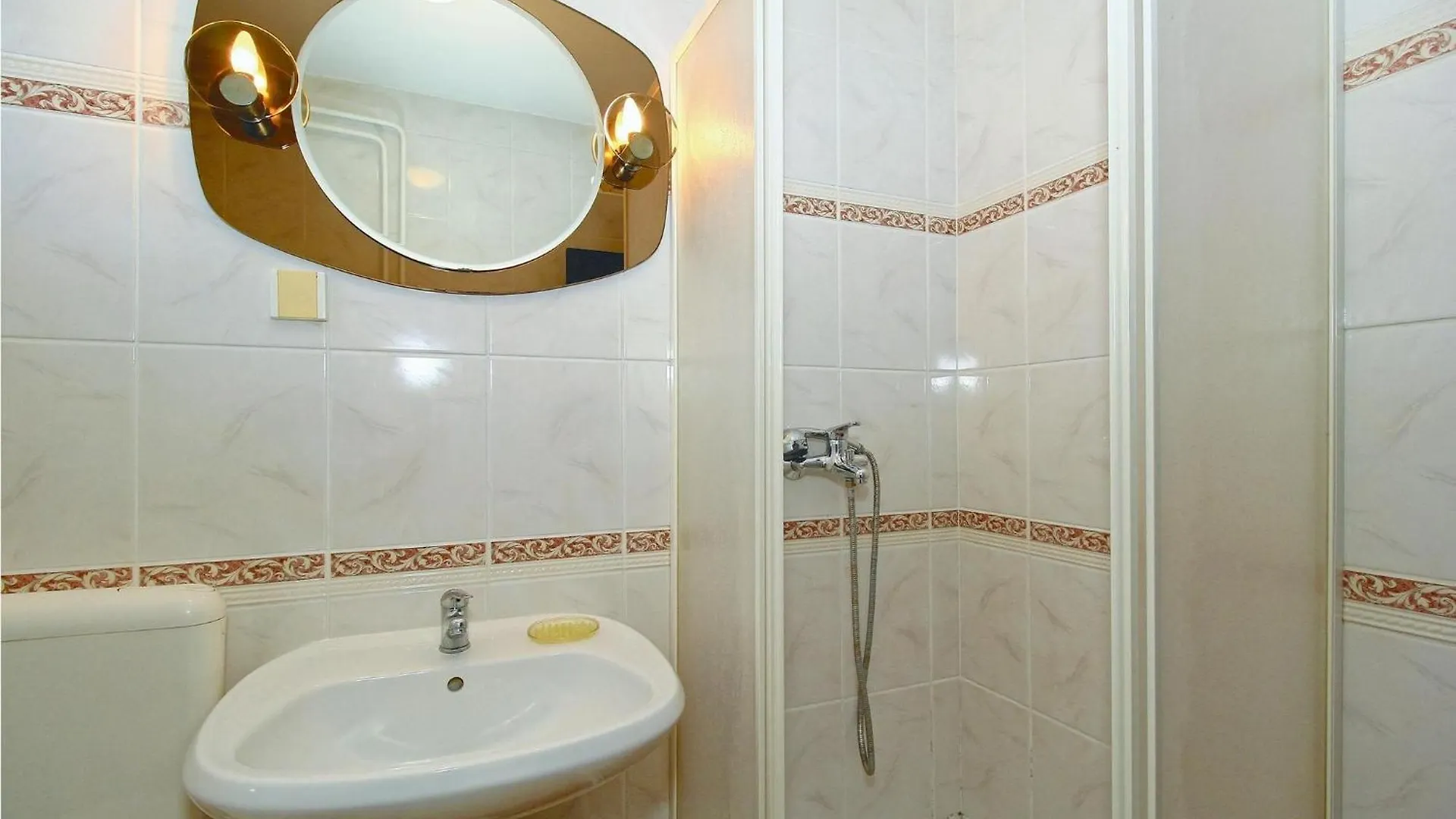 2 Bedroom Beautiful Apartment In Poreč